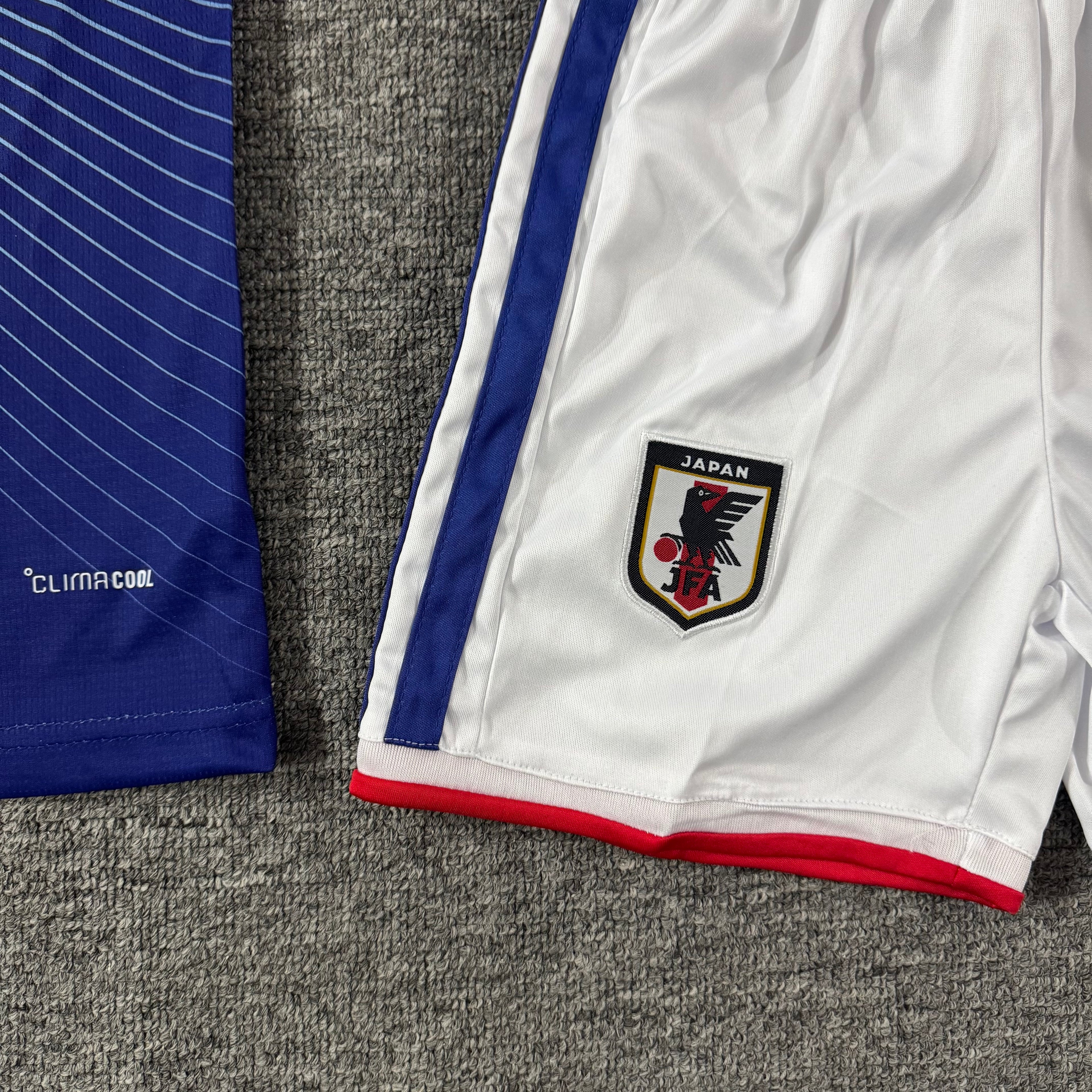 Ensemble de football enfant Japon domicile 2026/27 – vue 3