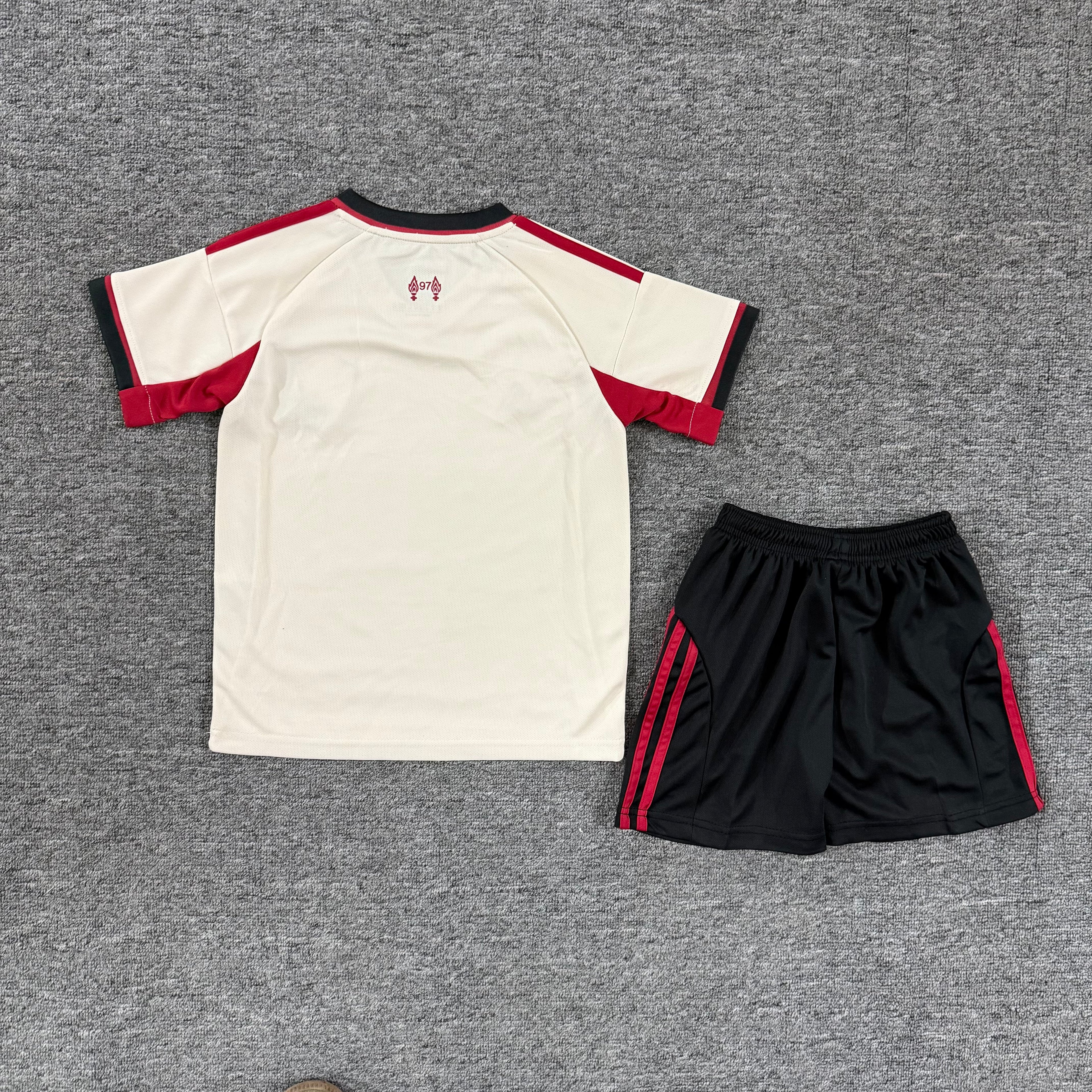 Ensemble de football enfant Liverpool extérieur 2025/26 – vue 1