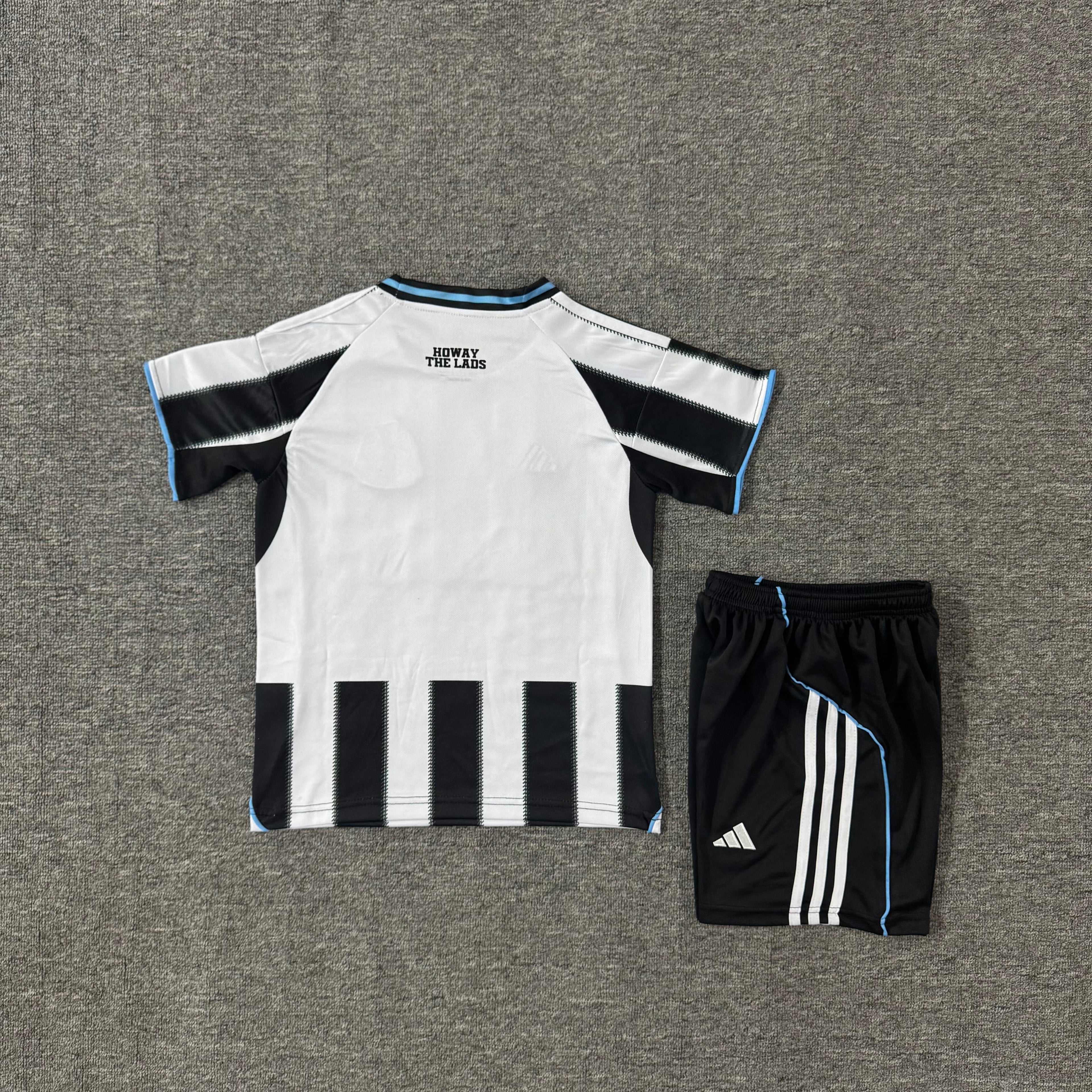 Ensemble de football enfant Newcastle domicile 2025/26 – vue 1