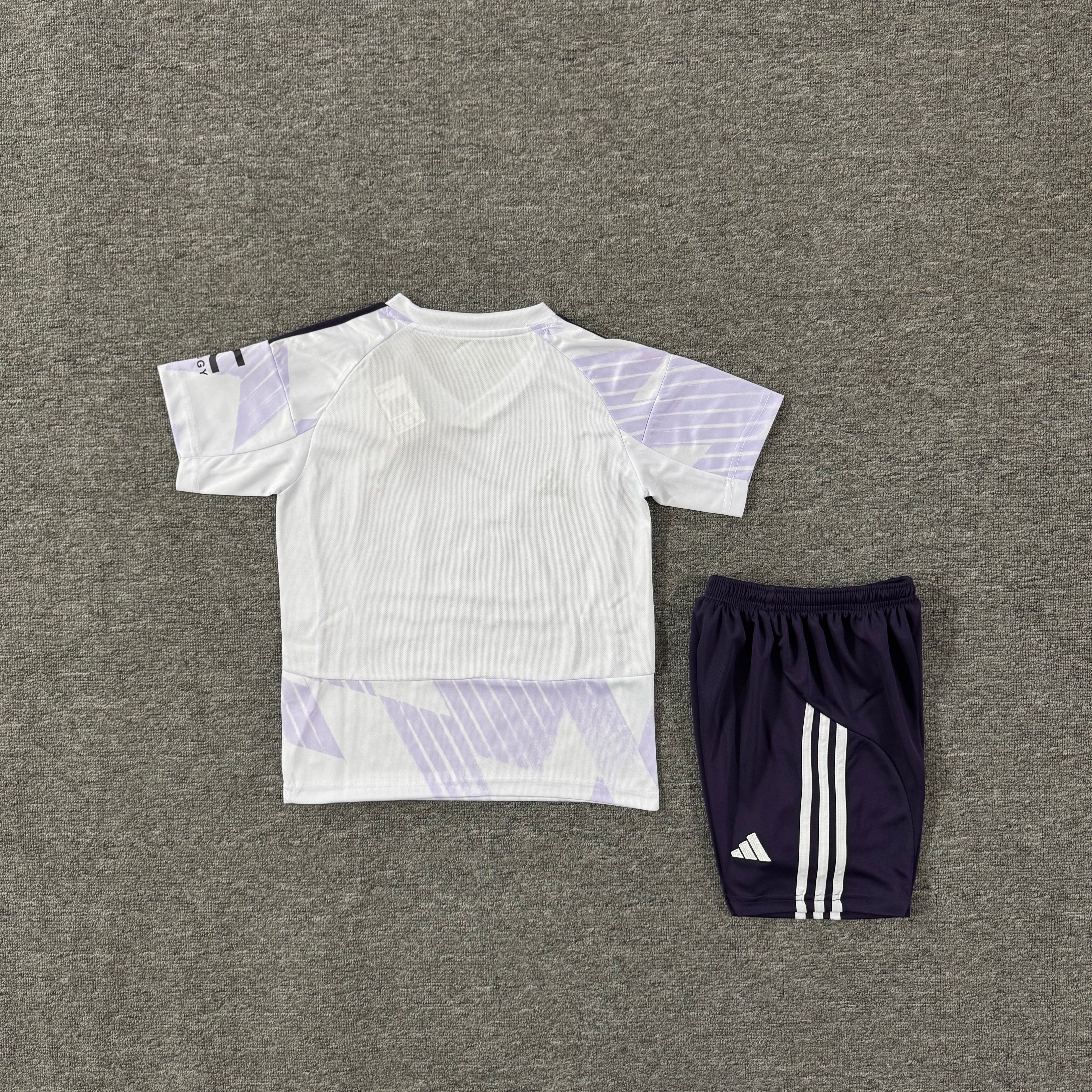 Ensemble de football enfant Manchester United extérieur 2025/26 – vue 2