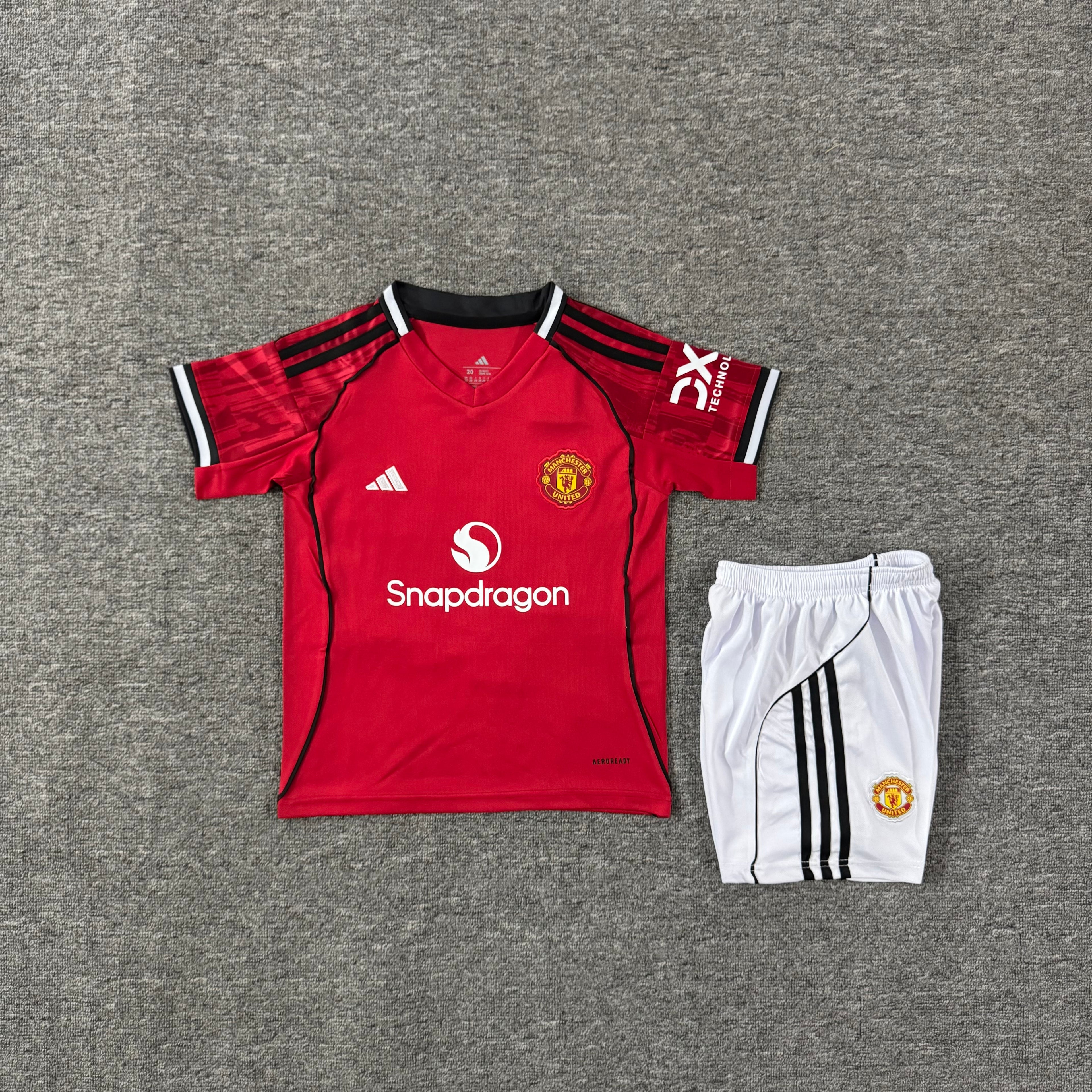 Ensemble de football enfant Manchester United domicile 2025/26 – vue 2