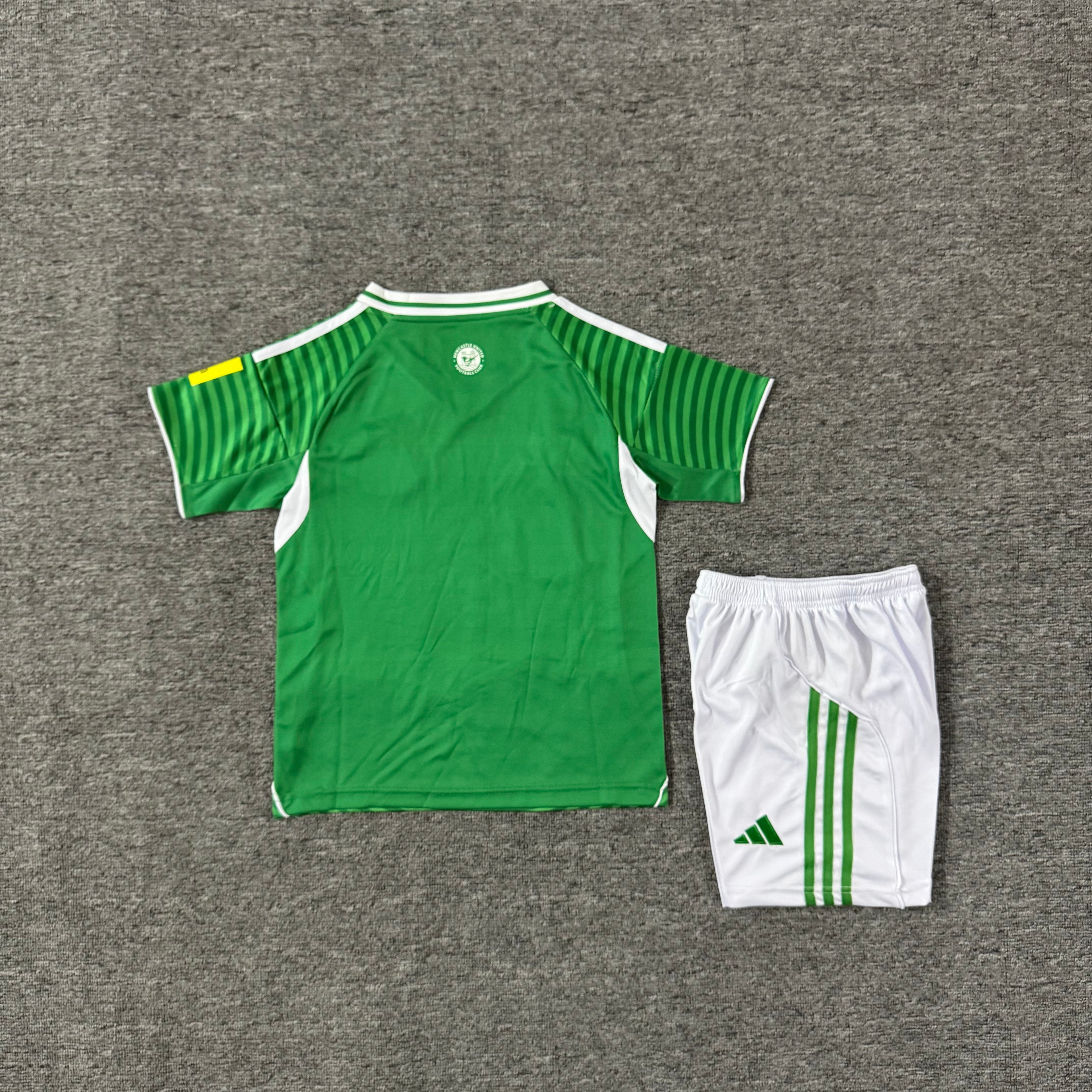 Ensemble de football enfant Newcastle extérieur 2025/26 – vue 1