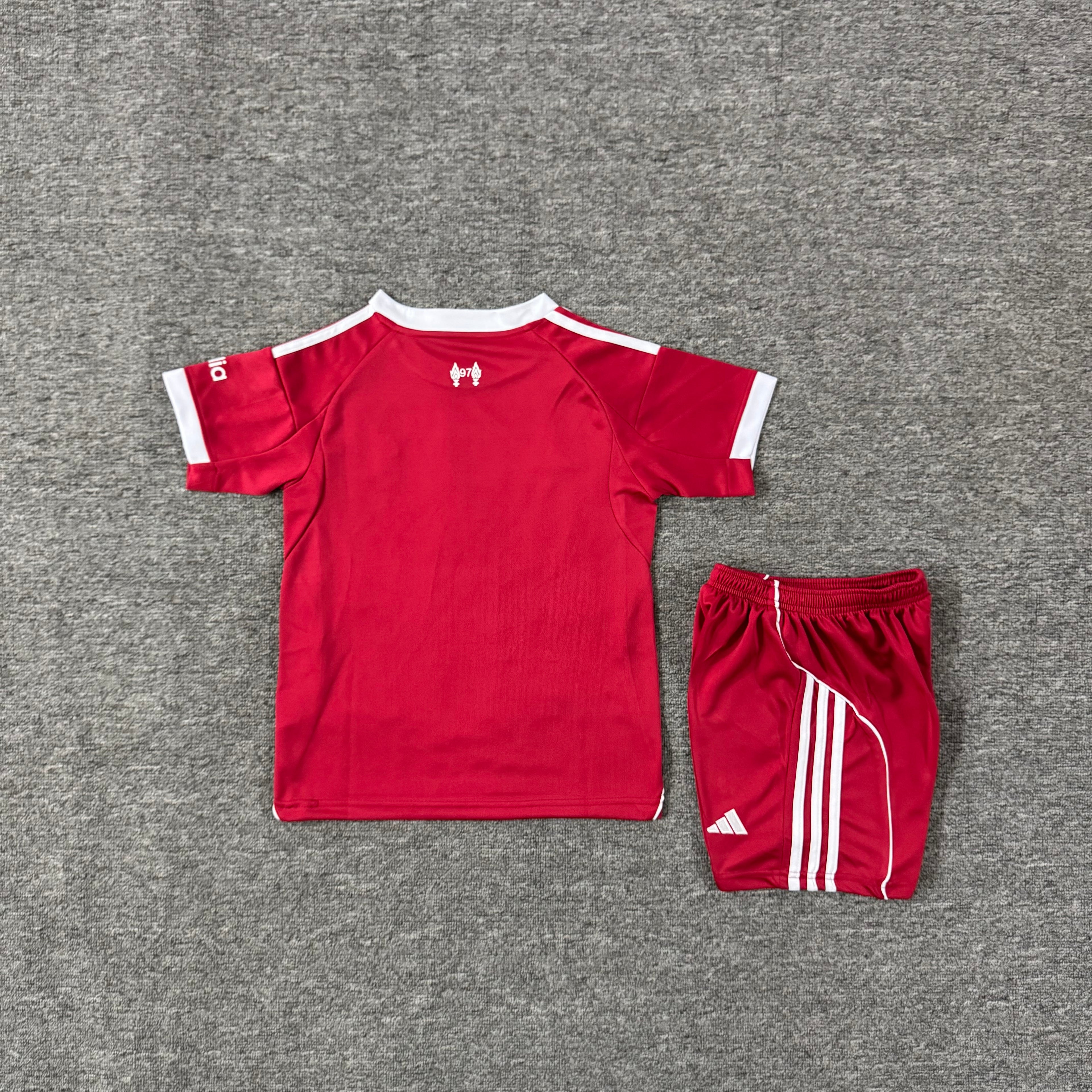Ensemble de football enfant Liverpool domicile 2025/26 – vue 1