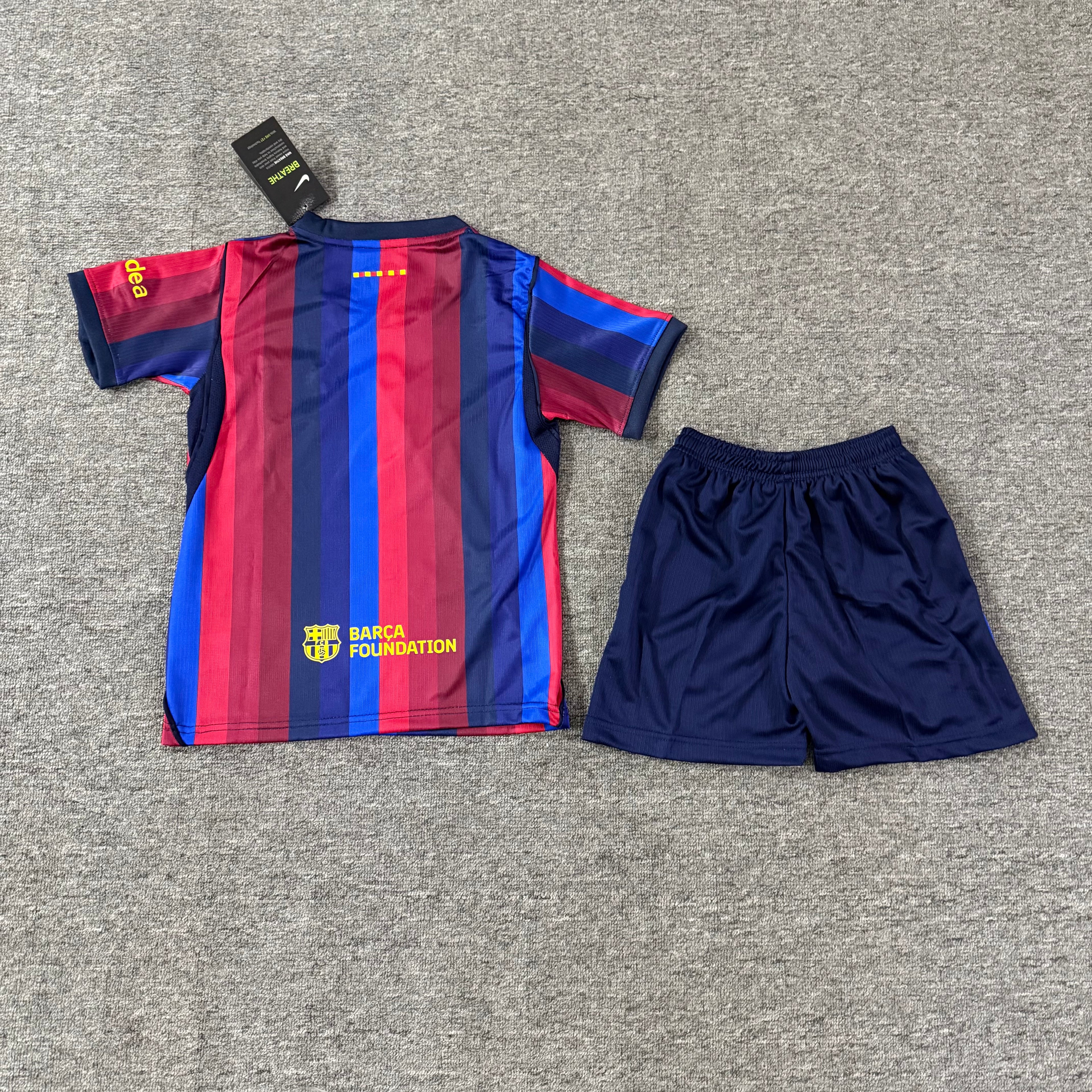 Ensemble de football enfant FC Barcelone domicile 2026/27 – vue 1