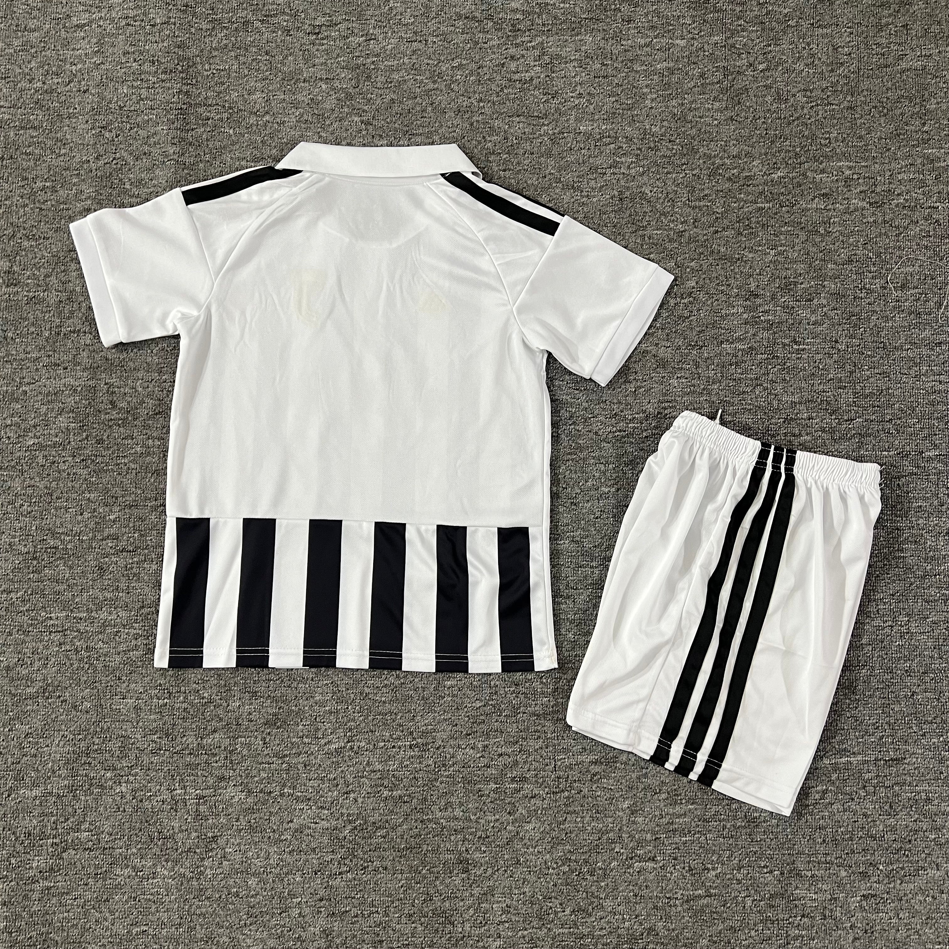 Ensemble de football enfant Juventus domicile 2026/27 – vue 1