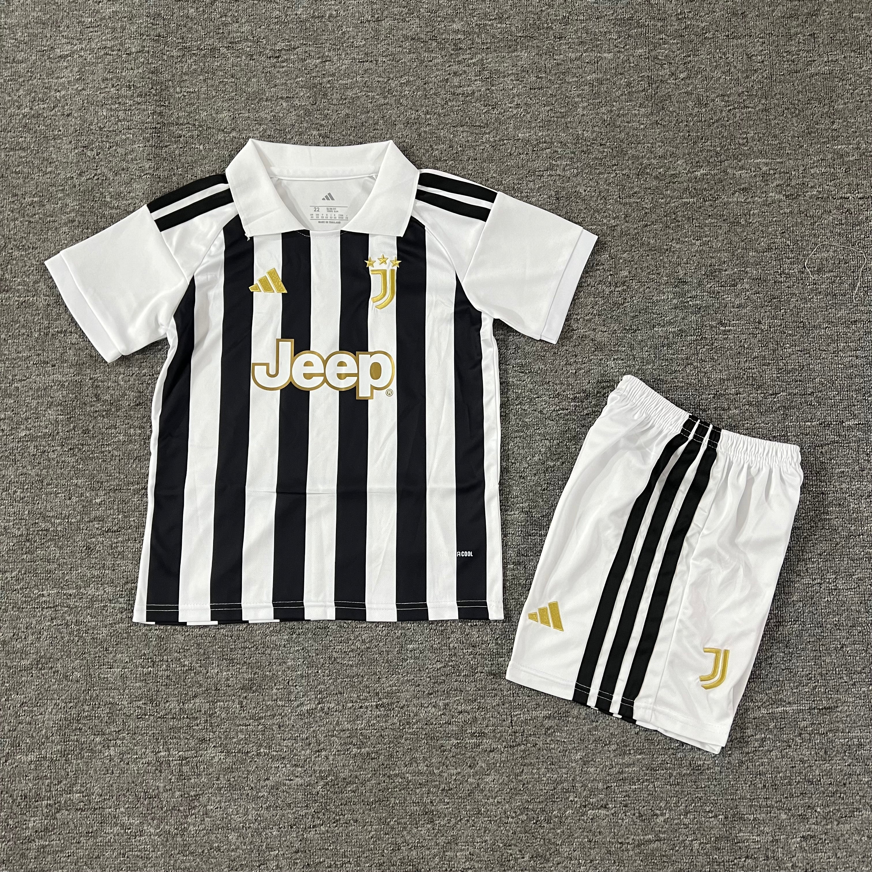 Ensemble de football enfant Juventus domicile 2026/27 – vue 3