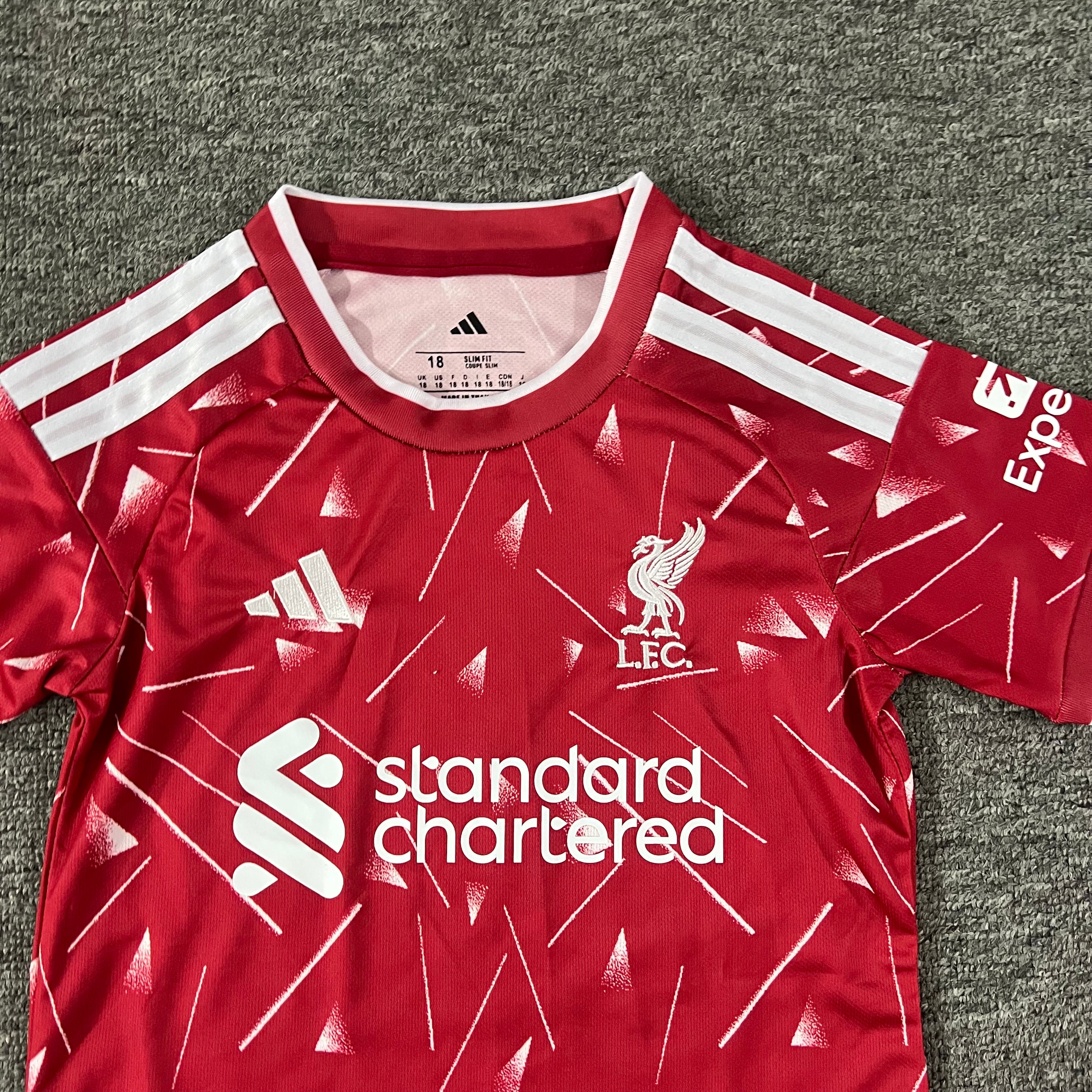 Ensemble de football enfant Liverpool domicile 2026/27 – vue 2
