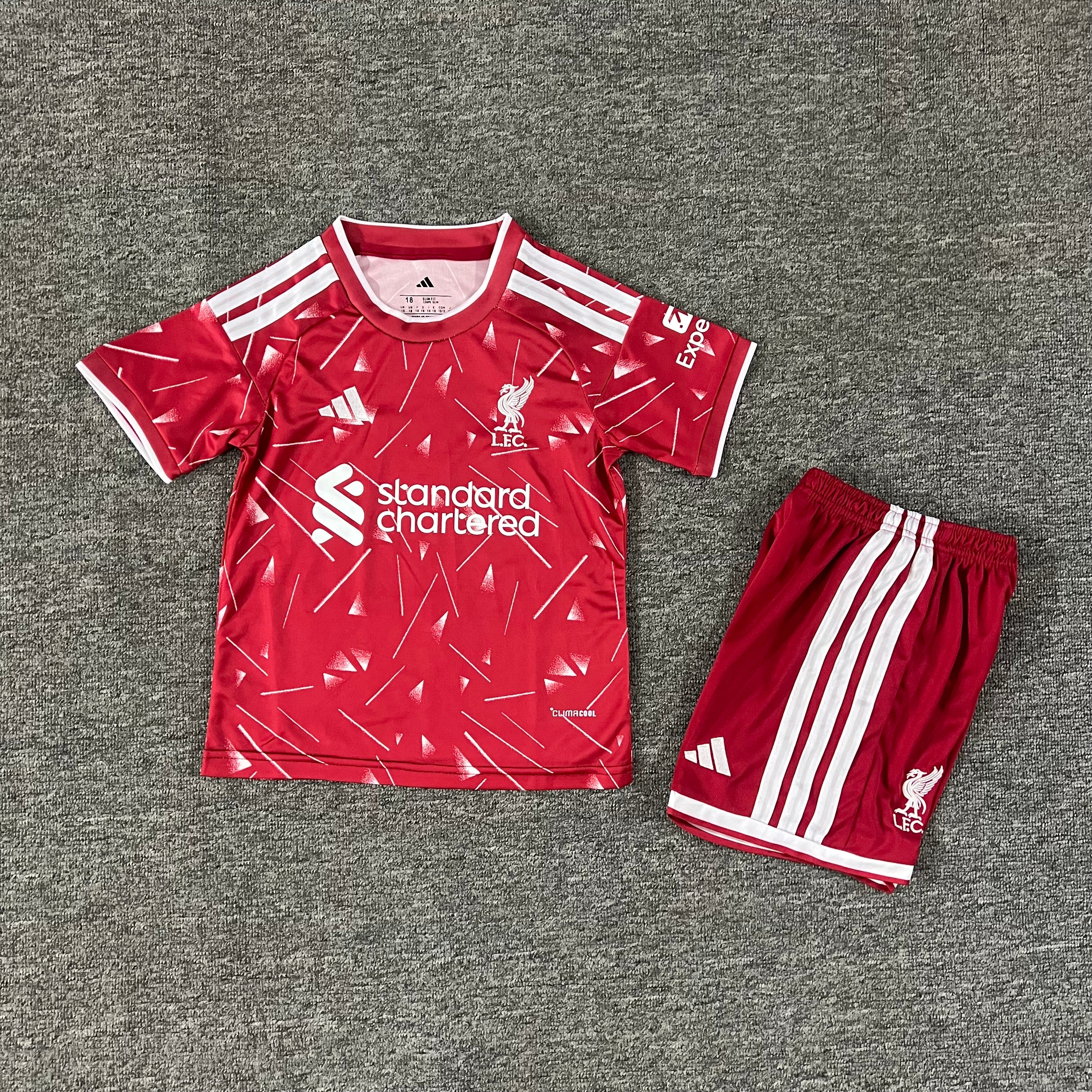 Ensemble de football enfant Liverpool domicile 2026/27 – vue 3