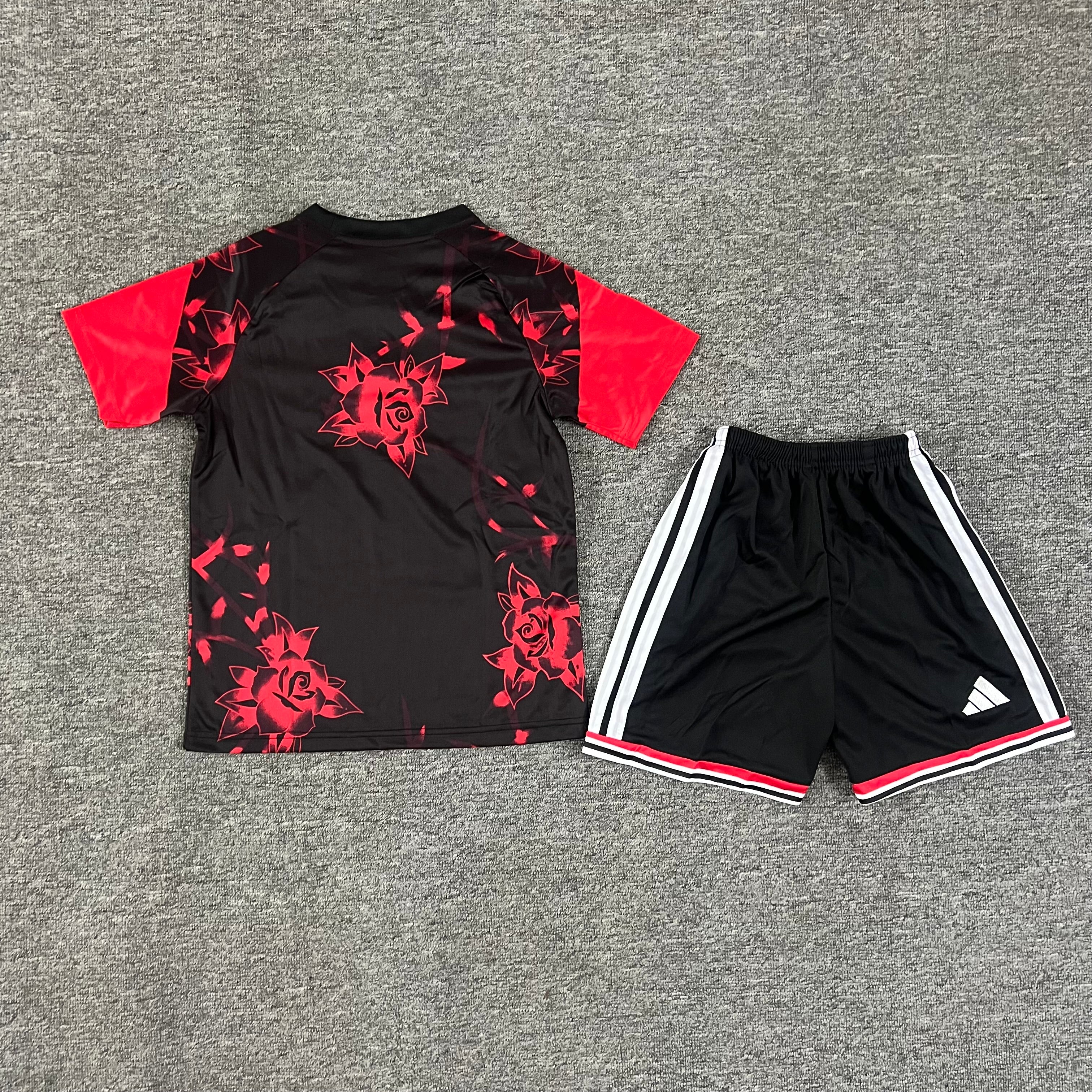 Ensemble de football enfant Manchester United édition spéciale Rose rouge 2026/27 – vue 1
