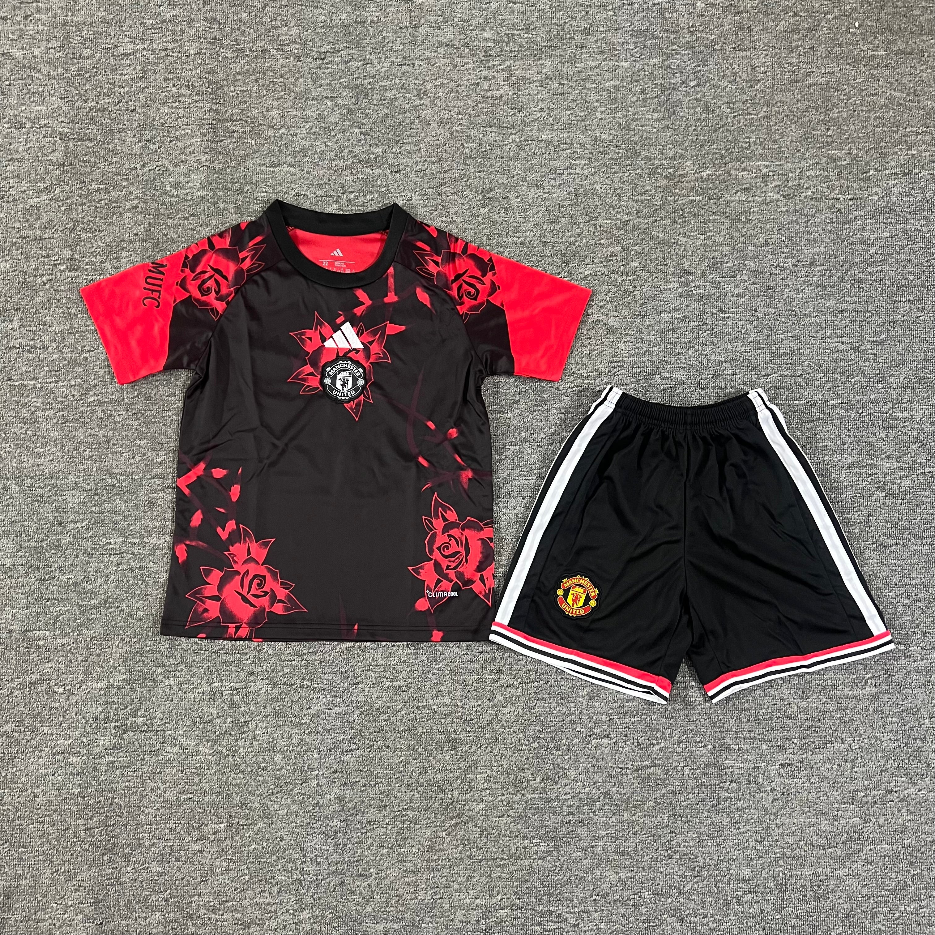 Ensemble de football enfant Manchester United édition spéciale Rose rouge 2026/27 – vue 3