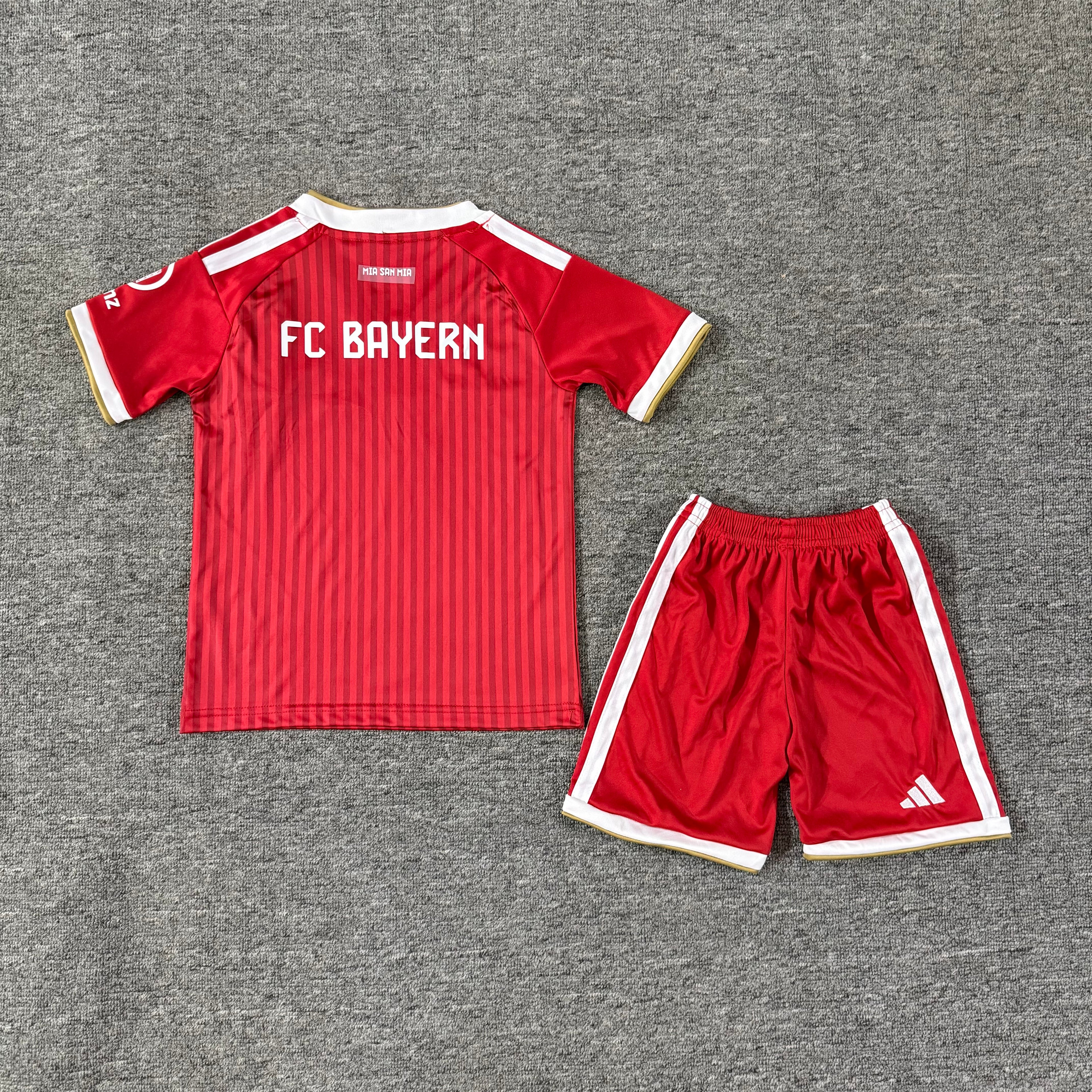 Ensemble de football enfant Bayern Munich domicile 2026/27 – vue 1