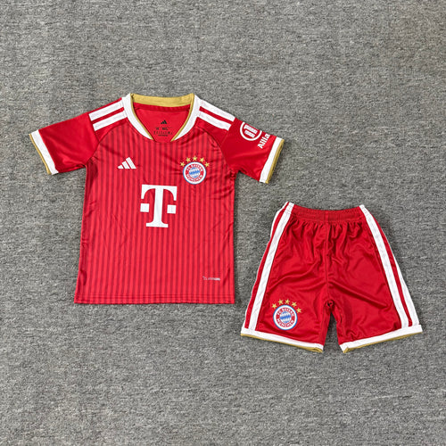 Ensemble de football enfant Bayern Munich domicile 2026/27 – vue 3