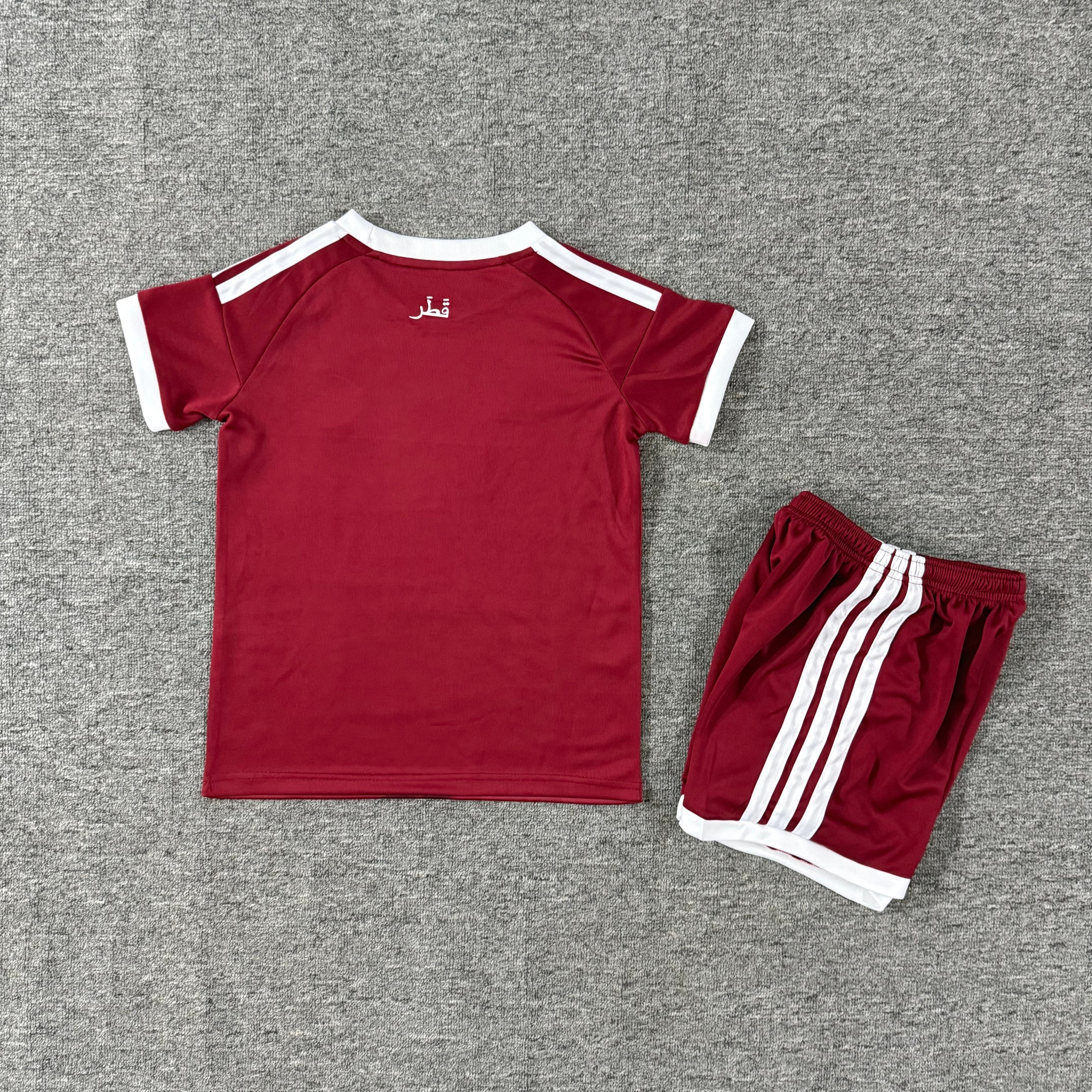 Ensemble de football enfant Qatar domicile 2026/27 – vue 1