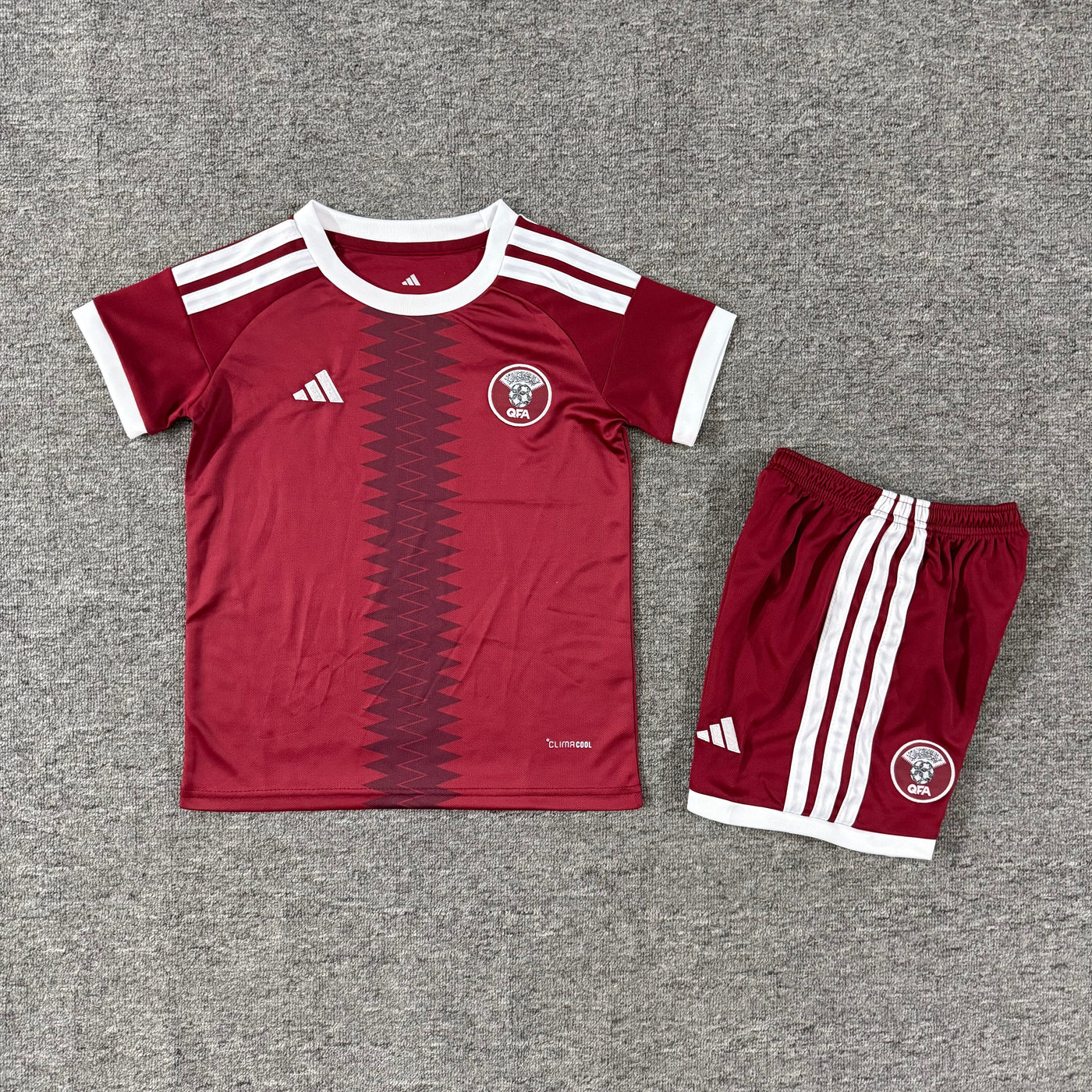 Ensemble de football enfant Qatar domicile 2026/27 – vue 3