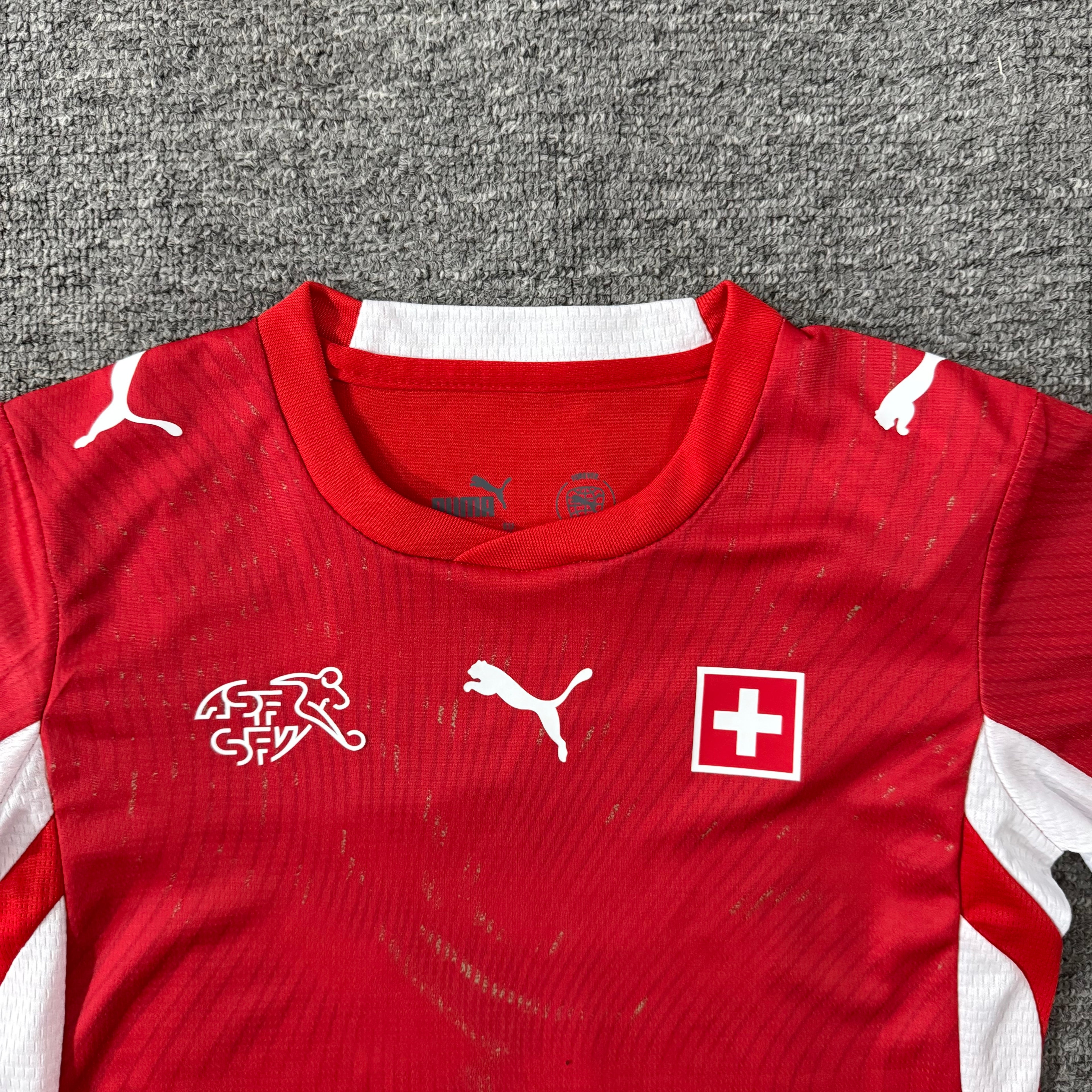 Ensemble de football enfant Suisse domicile 2026/27 – vue 2
