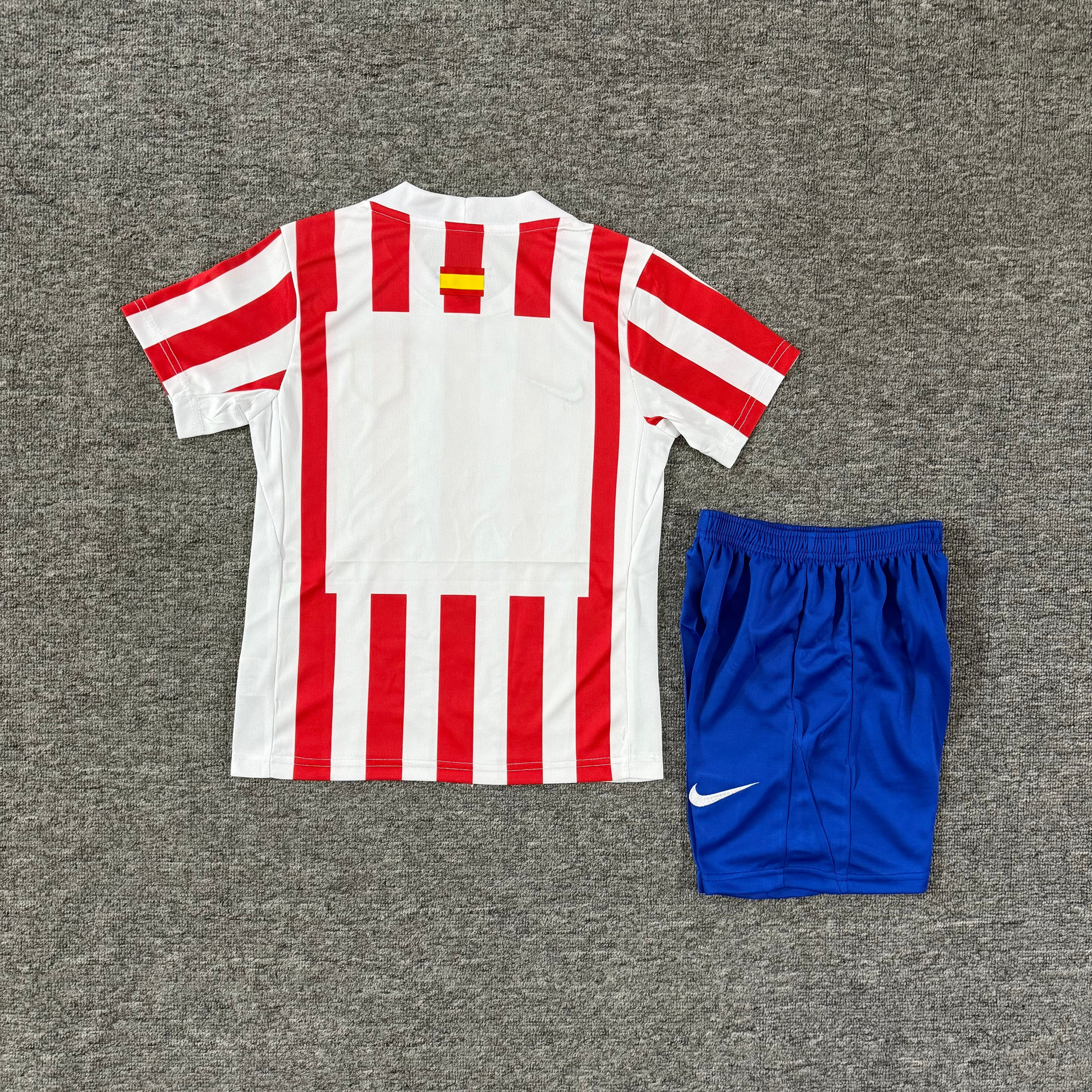 Ensemble de football enfant Atlético Madrid domicile 2025/26 – vue 1