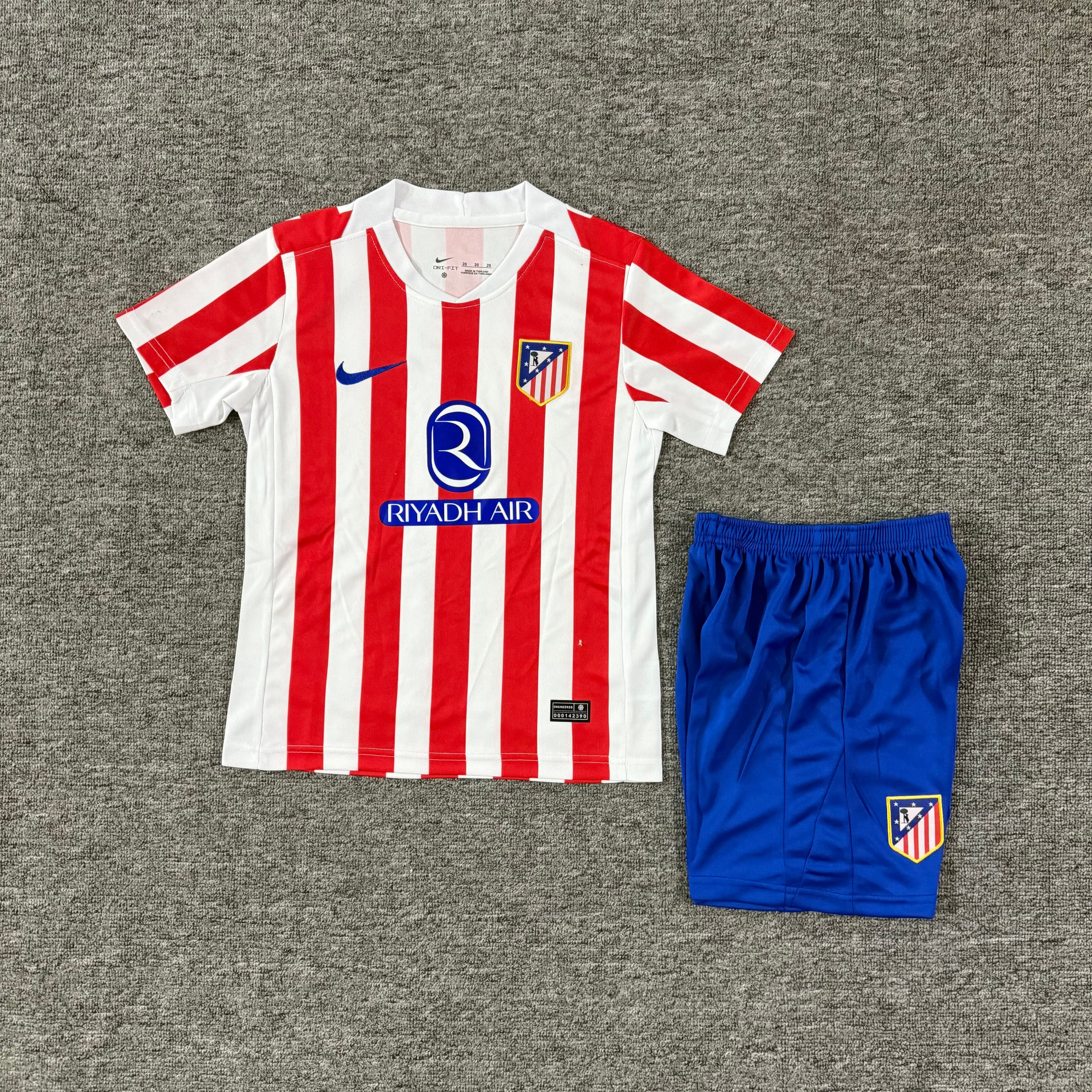 Ensemble de football enfant Atlético Madrid domicile 2025/26 – vue 2
