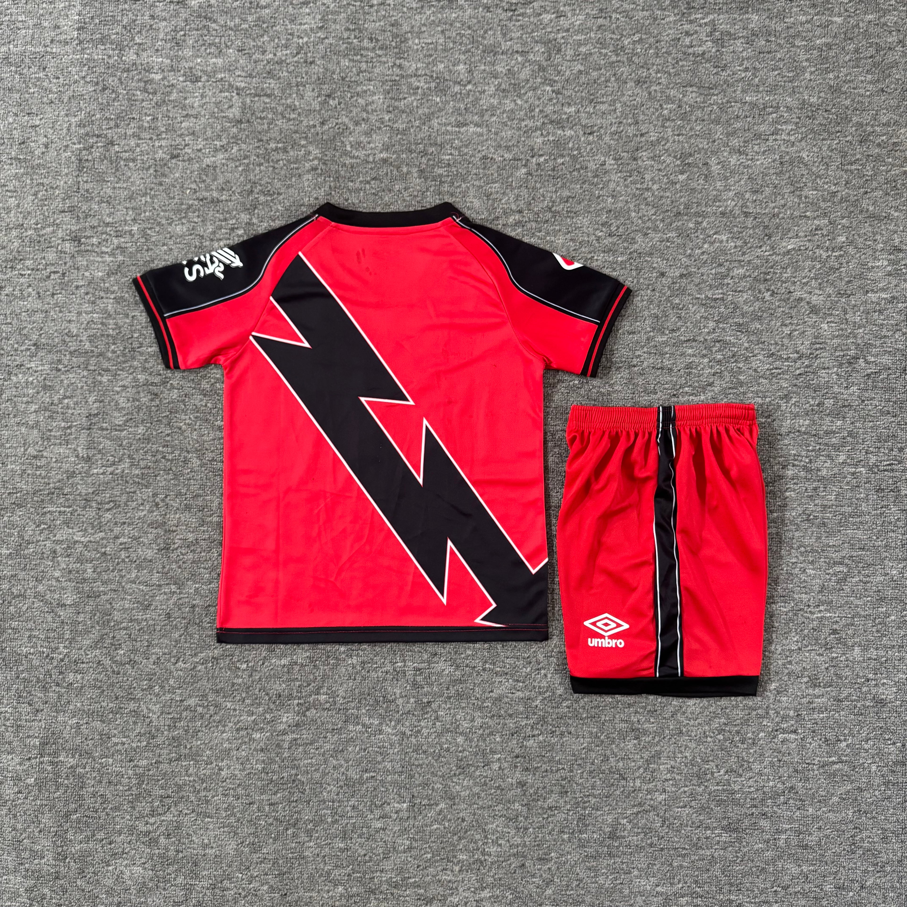 Ensemble de football enfant Rayo Vallecano extérieur 2025/26 – vue 1