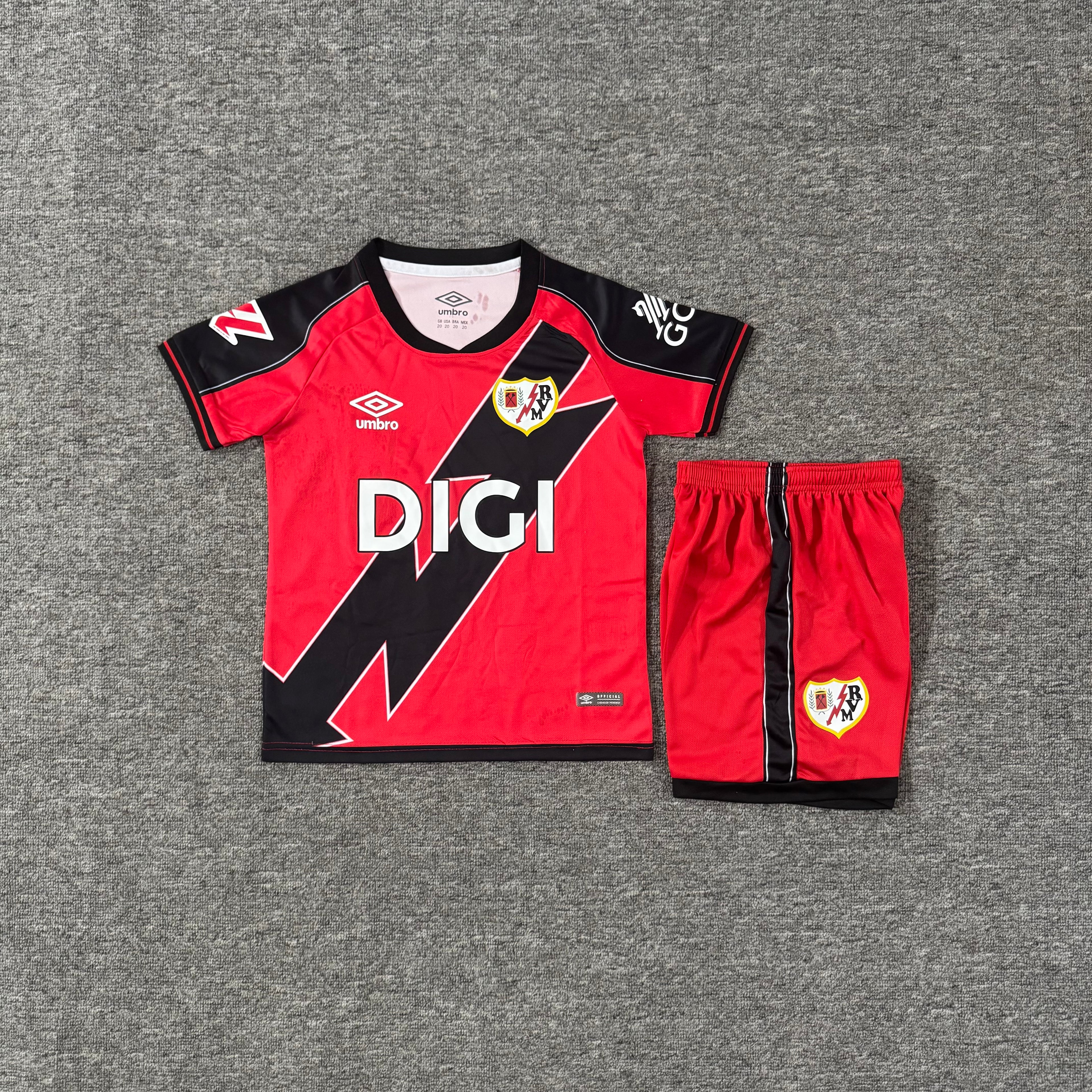 Ensemble de football enfant Rayo Vallecano extérieur 2025/26 – vue 2