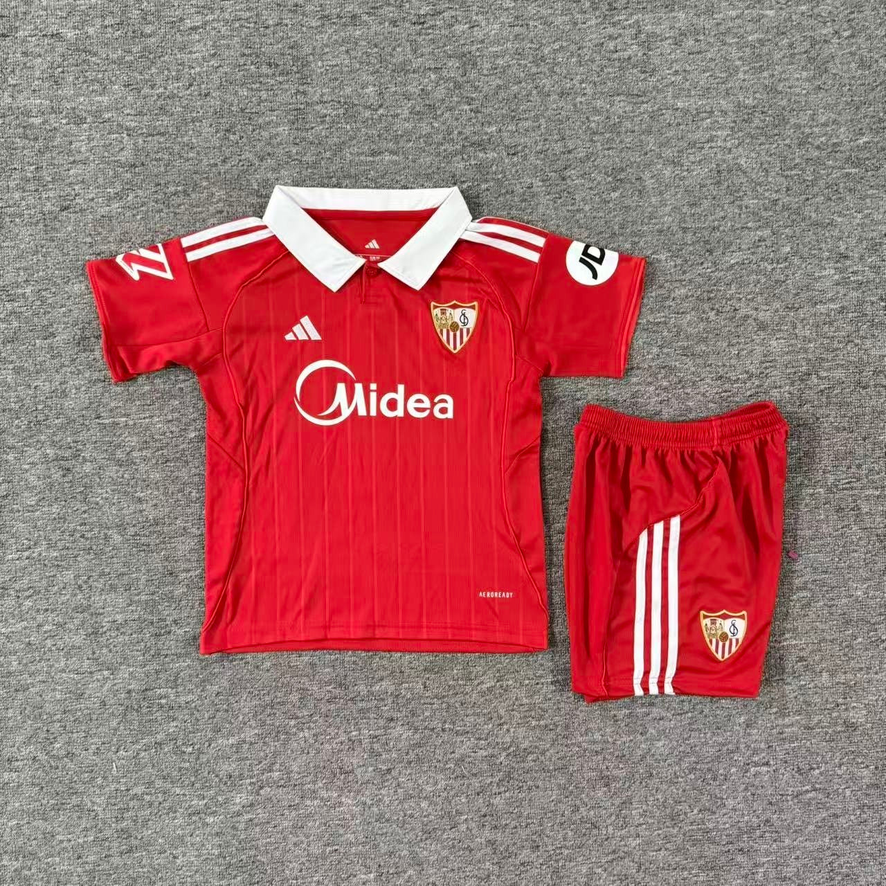 Ensemble de football enfant Séville extérieur 2025/26 – vue 2