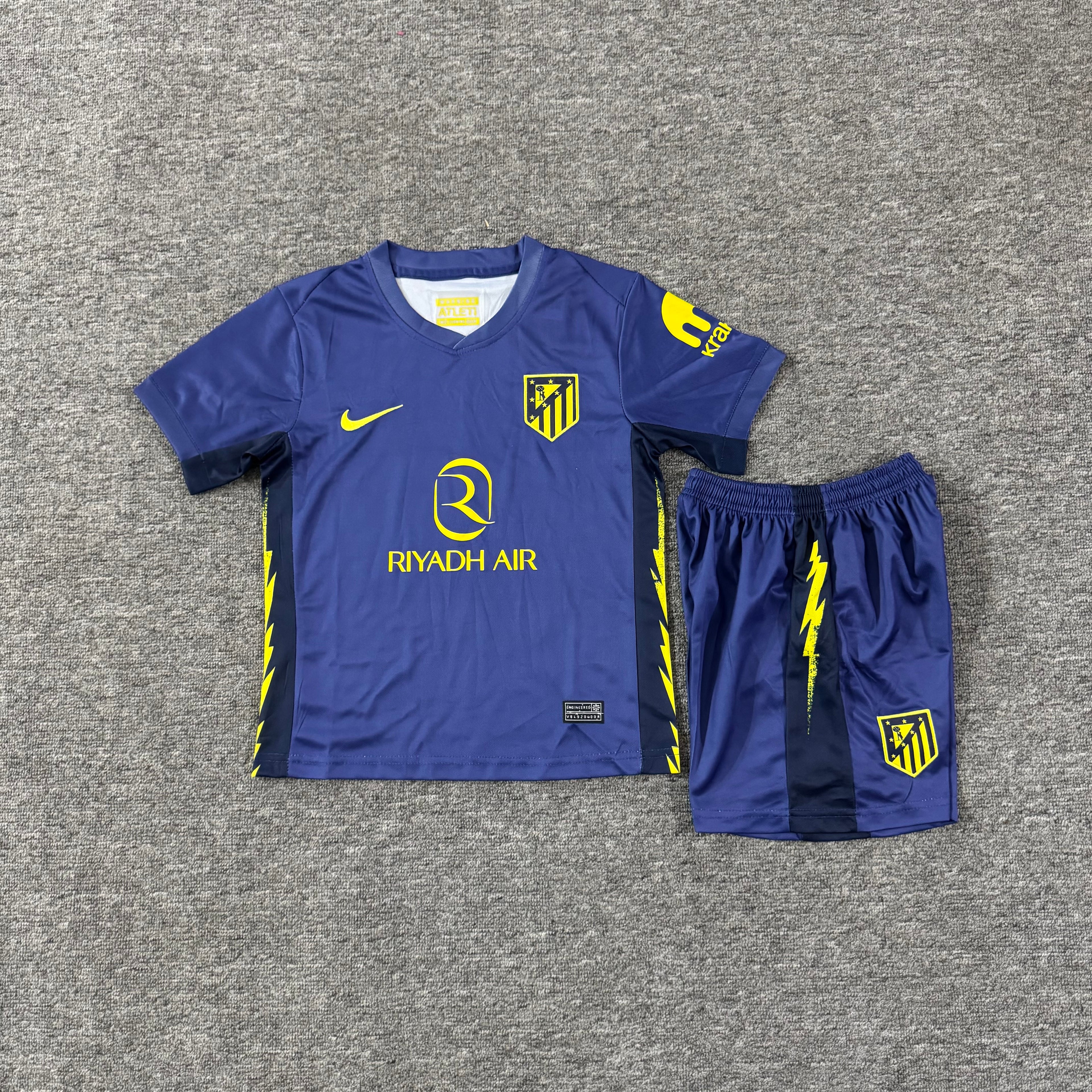 Ensemble de football enfant Atlético Madrid extérieur 2025/26 – vue 2