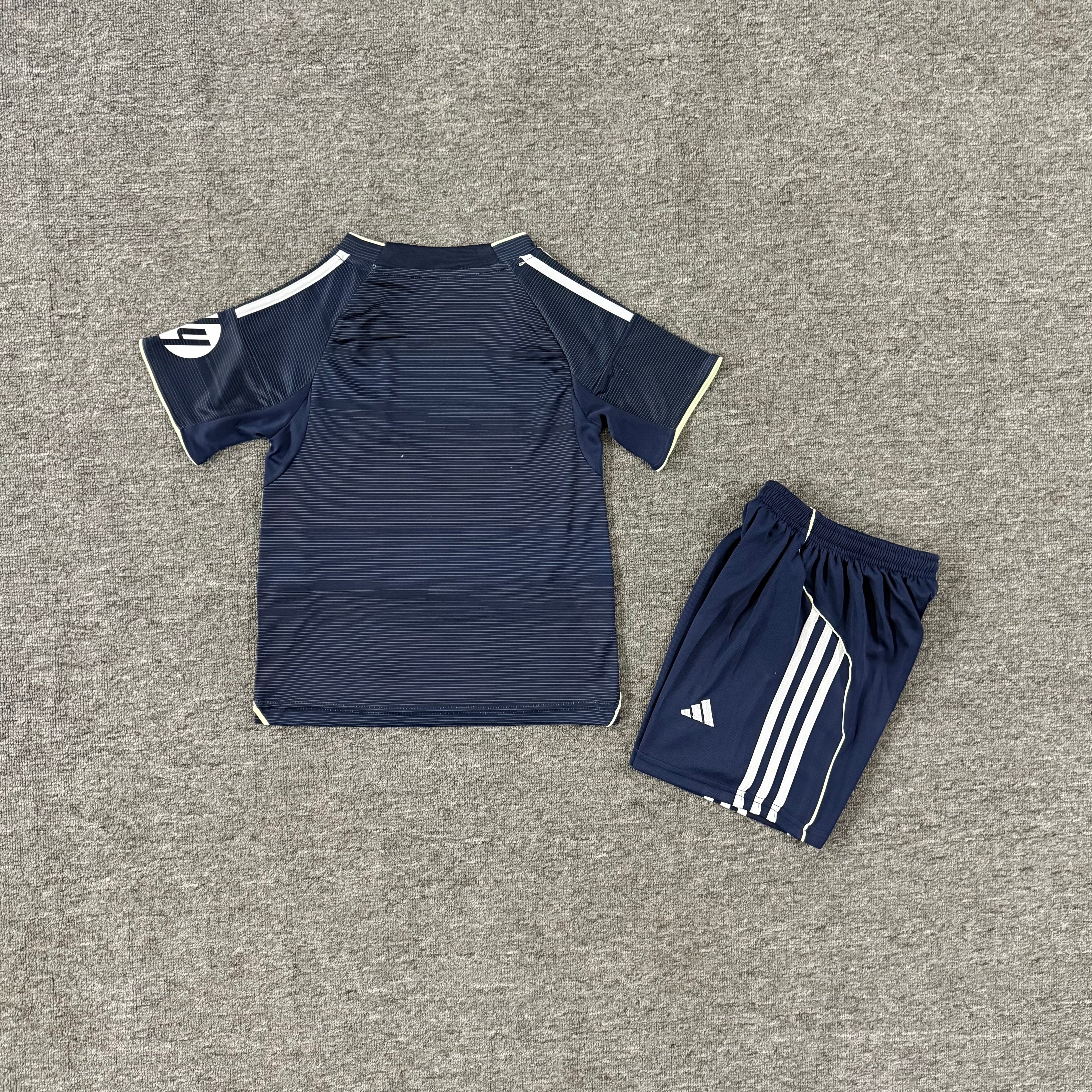 Ensemble de football enfant Real Madrid extérieur 2025/26 – vue 1