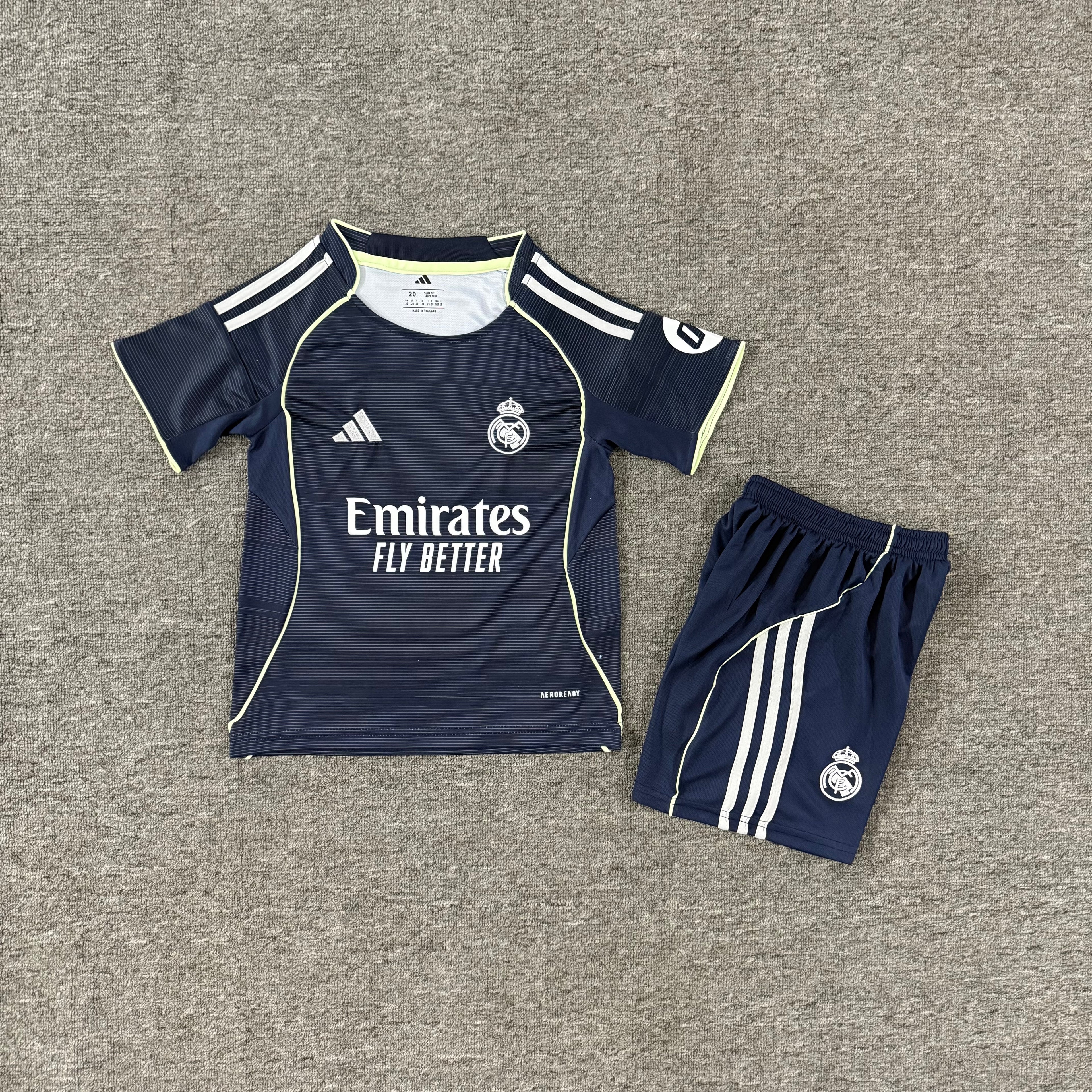 Ensemble de football enfant Real Madrid extérieur 2025/26 – vue 2