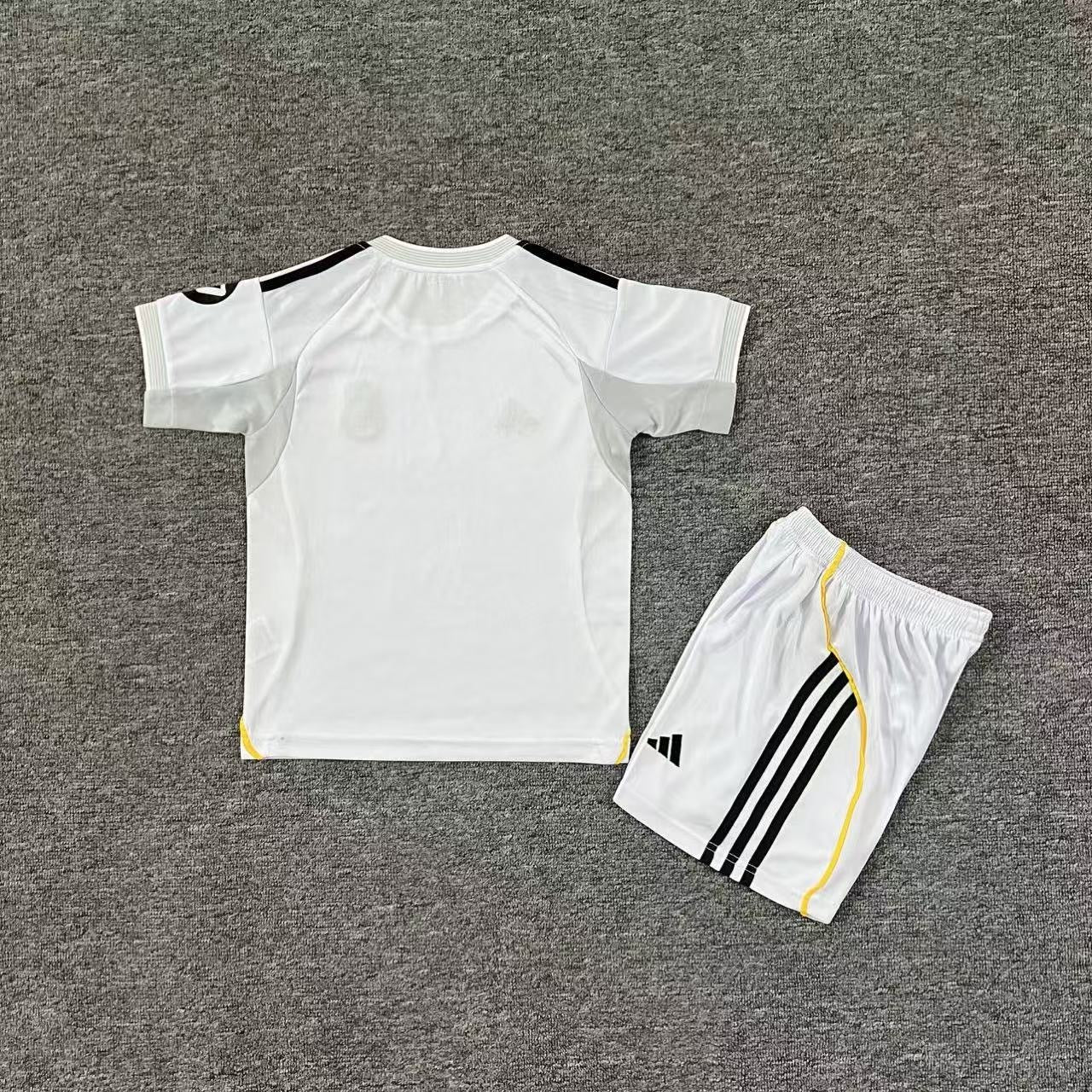 Ensemble de football enfant Real Madrid domicile 2025/26 – vue 1