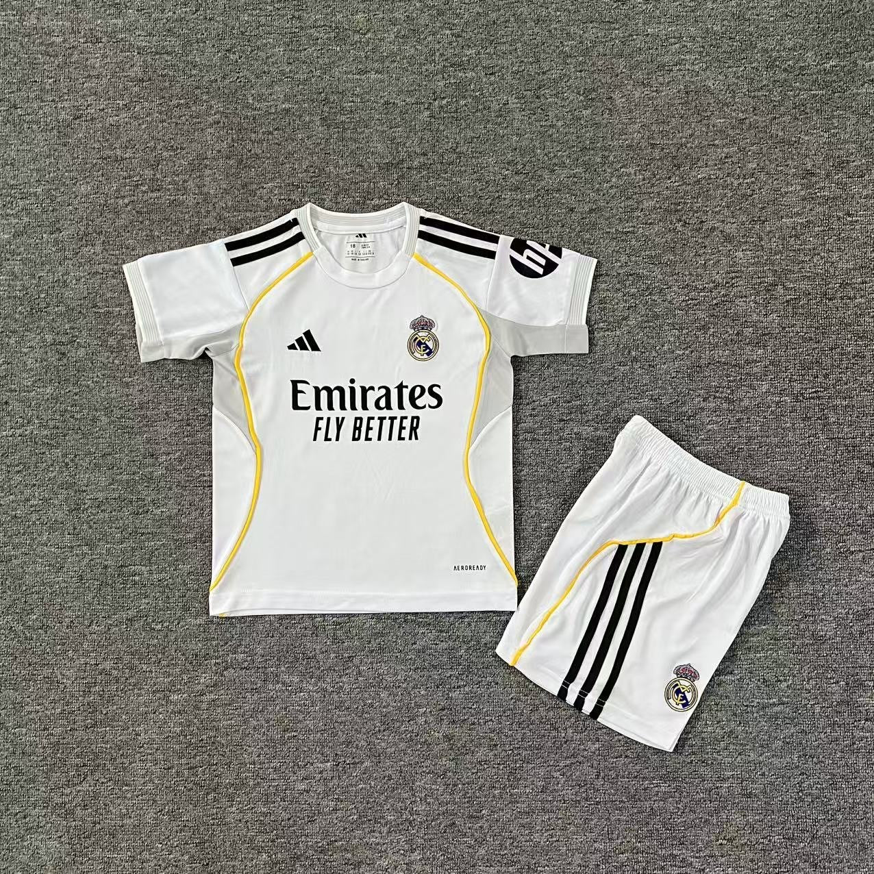 Ensemble de football enfant Real Madrid domicile 2025/26 – vue 2