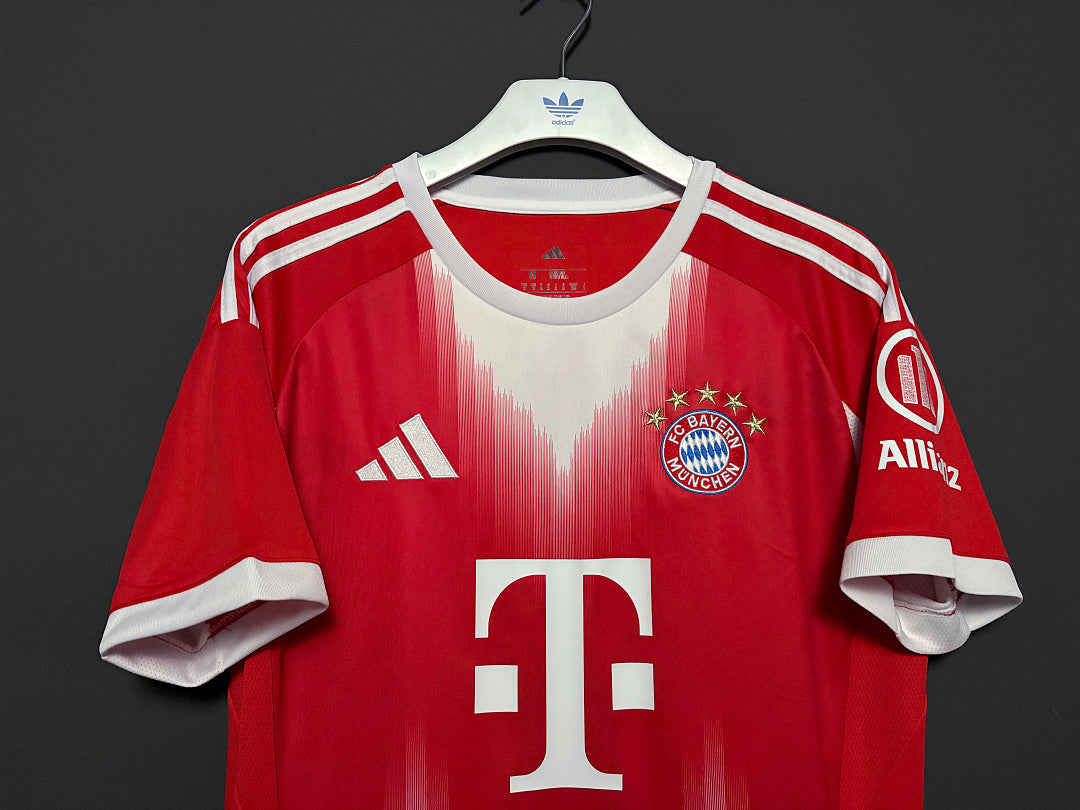 Maillot Bayern Munich domicile 2025/26 | Virello – vue 5